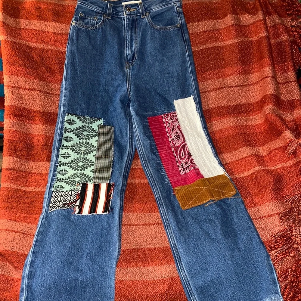 LEVI’S HIGH LOOSE JEANS CUSTOM SIZE 23 PREMIUM DENIM WITH PATCHES - Picture 3 of 8